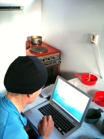 Saskia schrijft blog in keuken