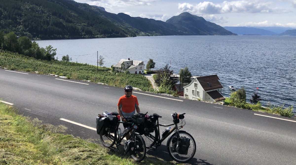 Jan-Willem met op de achtergrond bergen en fjord