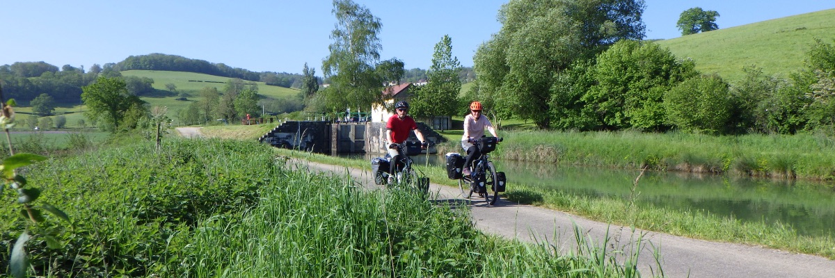 Jan-Willem en Saskia fietsen langs een kanaal