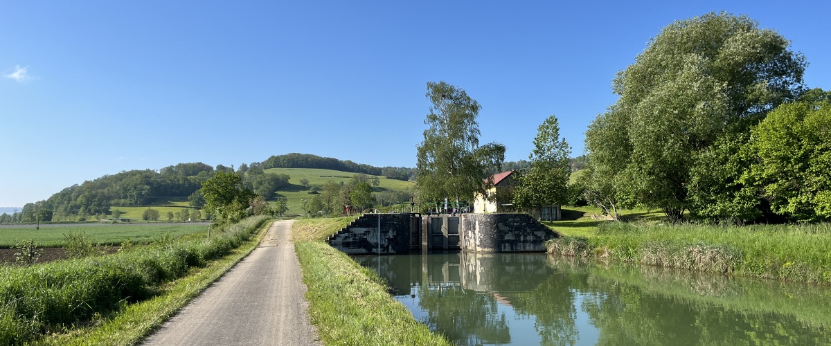 uitzicht op het kanaal met heuvels op de achtergrond en blauwe lucht